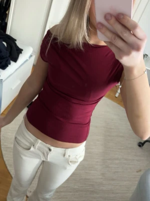 Vinröd topp - Vinröd topp från Nelly, inga defekter💓 skriv om ni har frågor osv🩷
