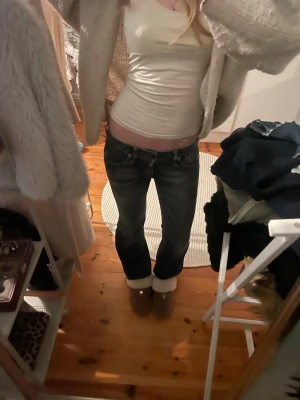 G-Star RAW blå bootcut jeans - Säljer ett par blå jeans från G-Star RAW med bootcut passform och låg midja. Jeansen har slitna detaljer och klassisk femficksdesign. Materialet är jeans i bomull och de har en snygg tvättad look med ljusare partier.