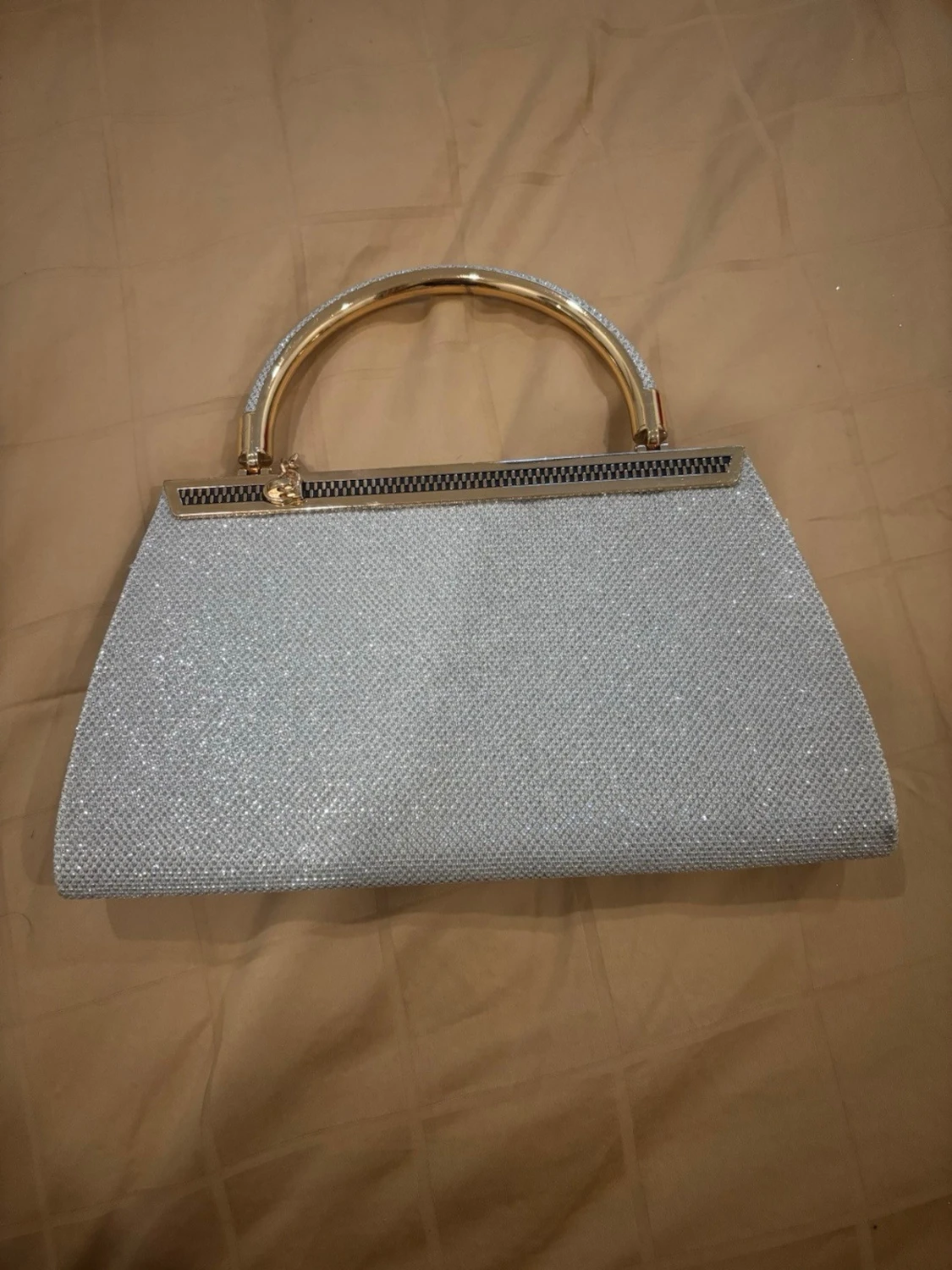 Glittrig silver kuvertväska med metallhandtag