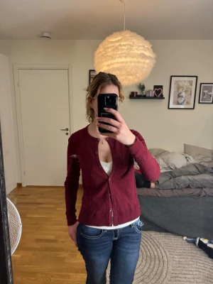 Vinröd kofta från White Stuff - En fantastisk kofta från det brittiska kvalitetsmärket White Stuff, köpt i en vintagebutik i London. White Stuff är kända för sina sköna material och unika detaljer - ett märke som syns för sällan i Sverige! • Design: Härlig blandning av färger och ränder med fina knappar. En kofta som piggar upp vilken outfit som helst. • Märke: White Stuff (England). • Skick: Mycket fint skick. • Material: (Kolla gärna lappen, de använder ofta linne eller bomull vilket ar ett stort plus).