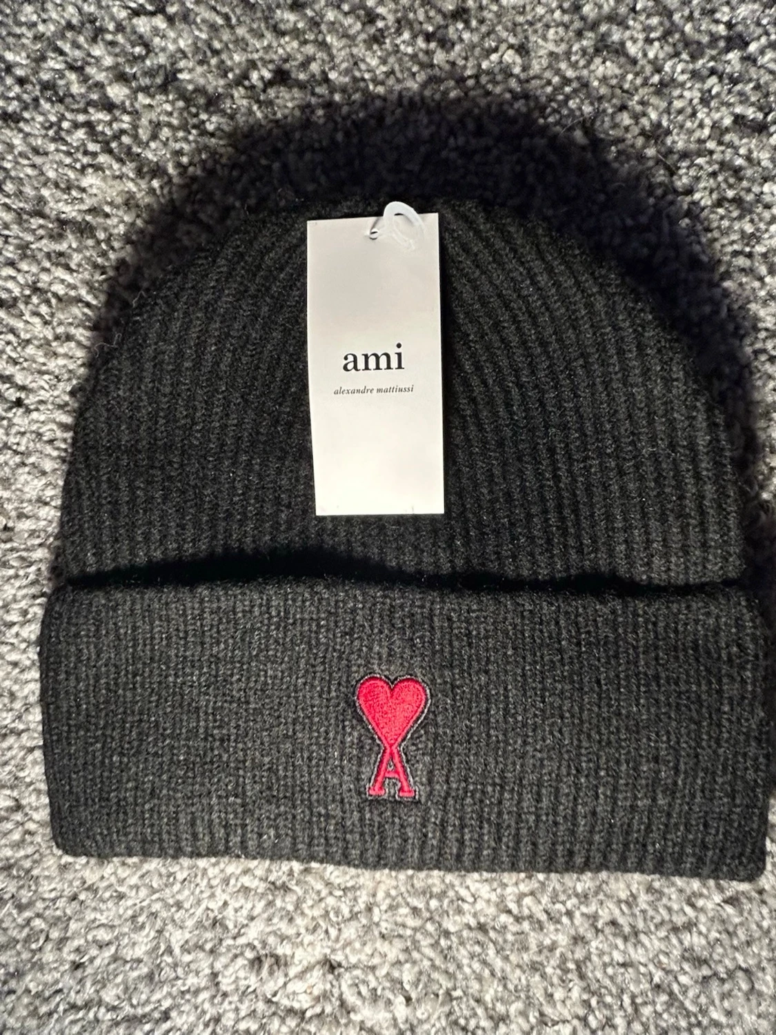 Svart stickad mössa från Ami