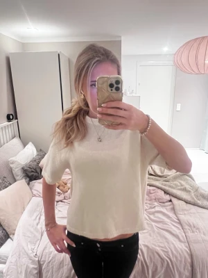 Vit stickad trekvarts 🤍 - Super fin från Gina inga tecken på användning hör av er för frågor🤍