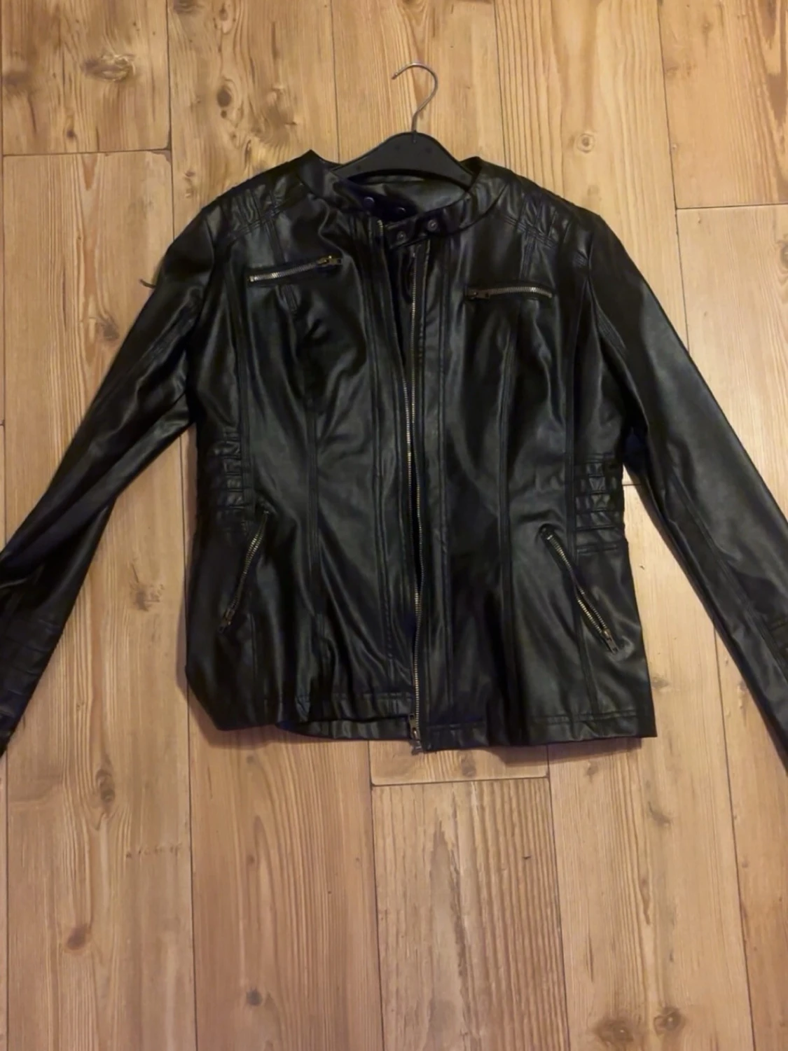 Svart skinnjacka med dragkedjor