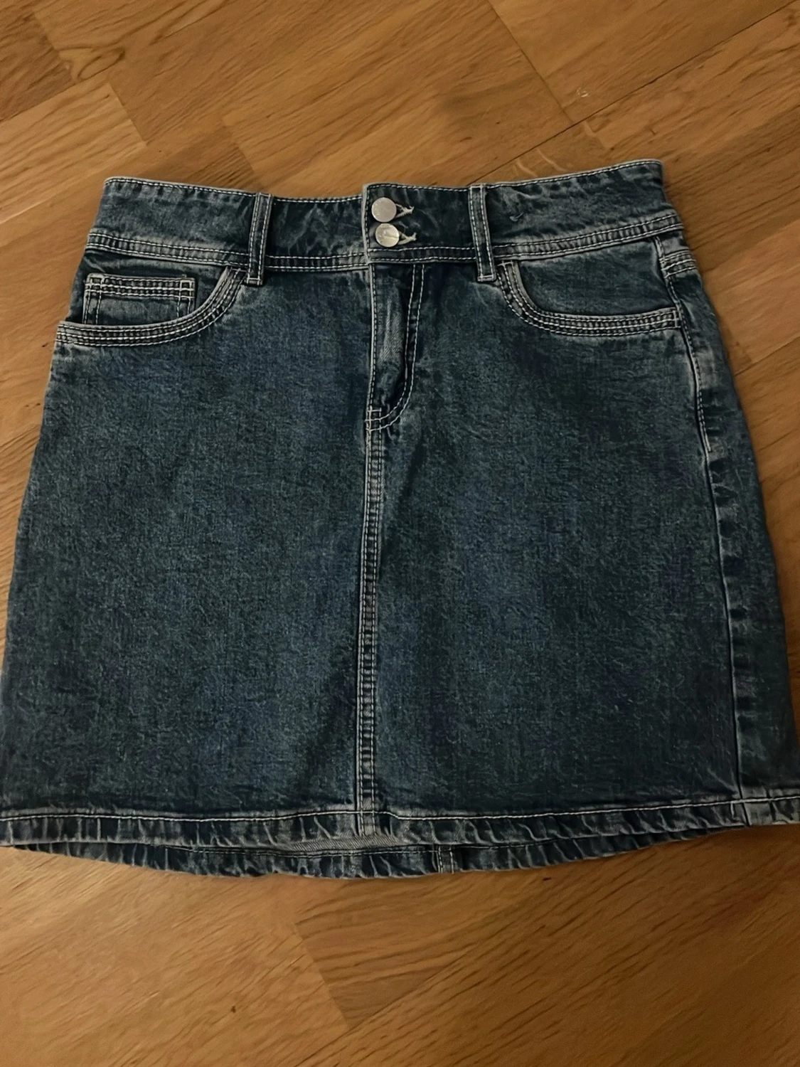 Blå jeanskjol med fickor