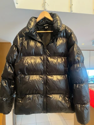 pufferjacka  - Nyskick, använd en gång, storlek M. Saknar luva.  Herr men funkar som unisex. Nypris 1299 på stadium. 