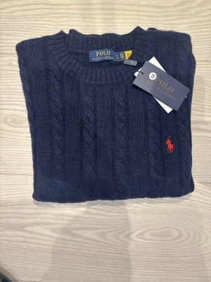 Ralph Lauren tröja - En riktigt fin Ralph lauren tröja, perfekt till denna vinter | Nypris: 2199kr | Skick: 10/10! | Aldrig använd! | Självklart äkta✅| Inga defekter | Storlek: M | Hör av er vid minsta fundering