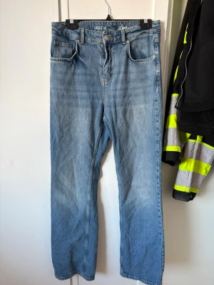 Blåa jeans  - Säljer dessa blåa jeans i storlek 40. Säljs då de ej kommer till användning. Skulle säga att det är ett par väldigt sköna byxor som sitter bra. 