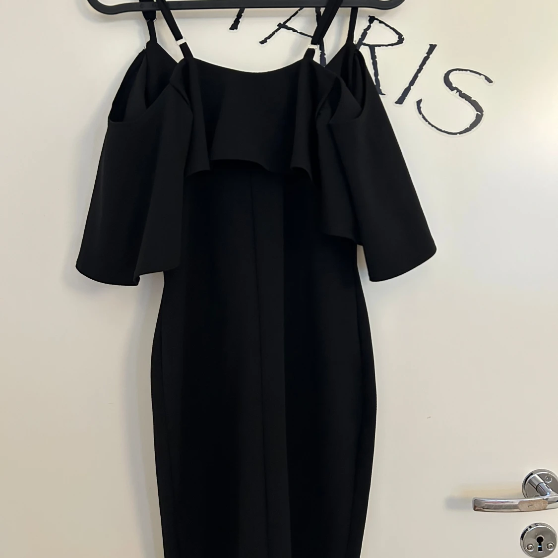 Svart volangklänning från NLY One - 1