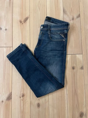 Replay Anbass - Stilrena Replay Anbass i gott skick | W30 | L30 (passar L31 då de är något längre). Sitter slim fit. Skriv vid fundering eller annat 🙌