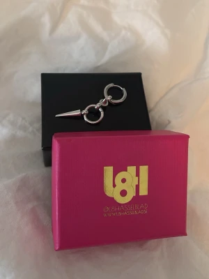  Lotta Hasselblad örhänge  - Bilderna visar ett smycke, 