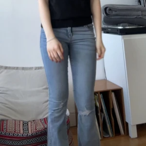 lågmidjade bootcut jeans - Så snygga lågmidjade jeans som inte går att hitta i sverige då dom är köpta i USA!💖 (kan gå ner i pris)