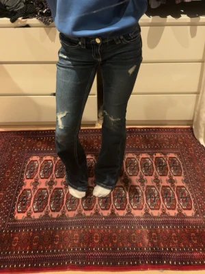 Lågmidjade bootcut jeans med slitningar  - säljer ett par lågmidjade bootcut jeans med slitningar och mönster på fickorna från Gina, osäker om jag vill sälja så pris kan diskuteras ❣️❣️❣️