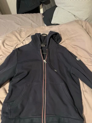 Moncler hoodie - Snygg moncler hoodie stiliga detaljer  självklart äkta! 