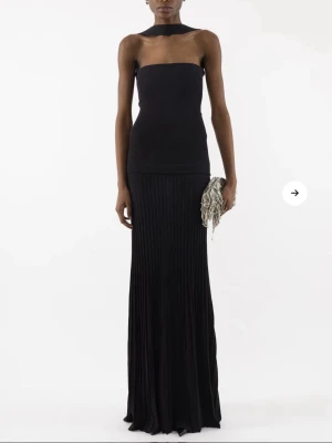 Arakii Mel dress - Säljer min arakii mel dress i storlek s! Slut på hemsidan, passar mig som är storlek s/m då den är väldigt stretchig i materialet. Använd 1 gång på bal, lapp i ryggen bortklippt då den syntes bakifrån annars nyskick! Kan skicka fler bilder vid intresse. Nypris 3100kr. Kan gå ner i pris vid snabb affär