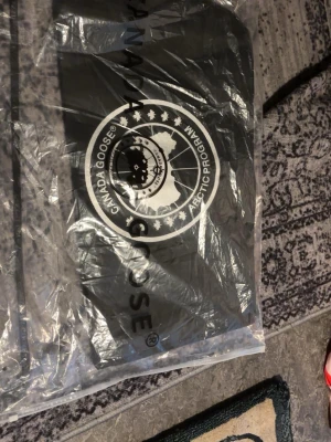 Canada gooose macmillan Size M mörk blå - Säljer en mörk blå dunjacka från Canada Goose, perfekt för kalla dagar. Jackan har klassisk design med diskret logga och är tillverkad i slitstarkt material. Fodrad för extra värme och har praktiska detaljer som innerfickor och dragkedja.