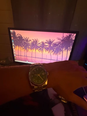 Seiko mod arabic dial klocka  - Stilen klocka i silverfärgat metallarmband och grön urtavla med arabiska siffror. Perfekt för dig som gillar lite modernare klockval. Jag har haft den i några månader nu och den funkar hur bra som helst. Priset är ej hugget i sten så om priset inte funkar så är det bara hojta till så kan vi se vad vi kan lösa. Priset kan även gå ner vid en snabb och smidig affär !😀