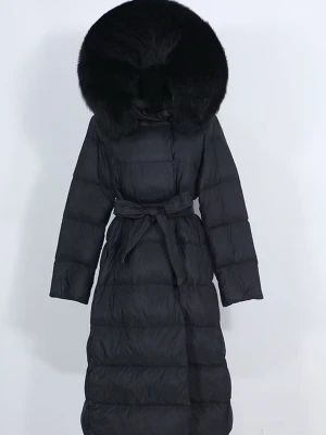 Svart lång pufferjacka med pälsluva - Säljer en svart lång pufferjacka med stor fluffig pälsluva och knytskärp i midjan. Jackan har quiltad design, långa ärmar och en oversized känsla. Perfekt för kalla vinterdagar när du vill hålla dig varm och samtidigt se riktigt stylish ut. Jag säljer den pågrund av att att jag är alldeles för kort (1,53). Den är använd 1 gång och skicket är gott som ny. Skriv gärna ifall ni vill ha fler bilder så fixar jag det! 