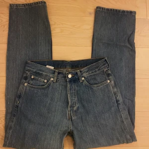 Weekday Space Relaxed Straight Jeans - Blå jeans från Weekday i modellen Space Relaxed Straight. Klassisk femficksdesign, raka ben och normal passform. Jeansen är tillverkade i bomull och har en snygg, tidlös tvätt. Perfekta för en chill och avslappnad look.