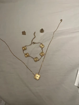 Guldiga fyrklöver set - Bilderna visar 18k guldpläterade smycken av fyrklöver. Set a halsband, armband och örhängen. 