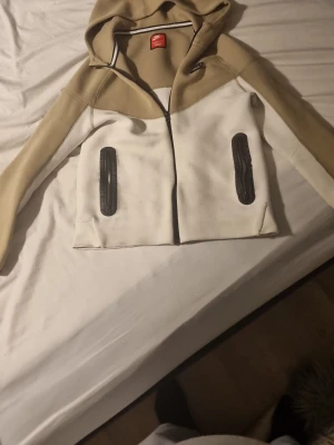 Storlek 147-158 - Det är en Nike tech från zelando som är storlek 147-158