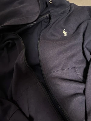 Ralph Lauren Hoodie  - Riktig fin Ralph Lauren hoodie/kofta, i mycket fint skick, storlek M, passar även S. Hör av er via frågor 😊