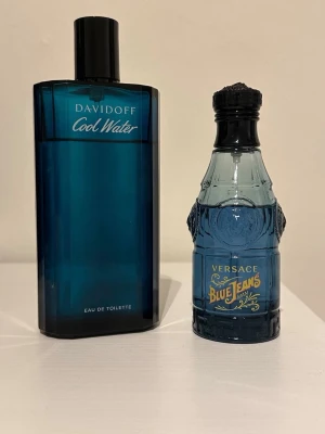 Cool Water och Blue Jeans herrparfymer - Davidoff Cool Water & Versace Blue Jeans – EDT 	•	Davidoff Cool Water 200 ml 	•	Versace Blue Jeans 75 ml 	•	Se bild för mängd kvar  I gott skick, redo för ny ägare.