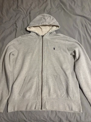 Ralph lauren zip hoodie - En perfekt Ralph lauren holdie, saknar snören, har två små hål vid armhålan, två små fläckar på bakre axeln och sen ett hål i luvans material. Defekter som inte syns alls tydligt, pris kan diskuteras‼️