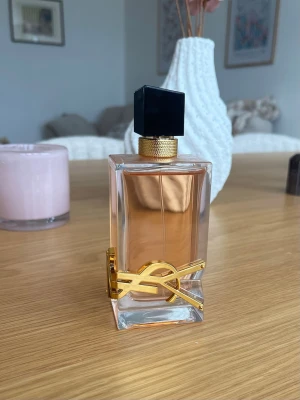 YSL Libre Intense Eau de Parfum – 90 ml (nästan ny) - Säljer en Yves Saint Laurent Libre Intense 90 ml som jag fått i present, därav finns inget kvitto. Parfymen är endast använd ett par sprut och är i princip som ny.  Säljes då jag har två likadana. En sensuell och varm doft med toner av vanilj, lavendel och apelsinblomma.