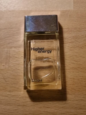 Dior Higher Energy parfym - Upptäck Dior Higher Energy – en ikonisk parfym med modern känsla. Perfekt för dig som vill sticka ut och ge ett energifyllt intryck. Snygg och stilren flaska som passar i alla sammanhang.