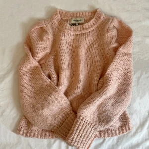 Feminine Scandi Knit Sweater - 🧶 Lyxig blandning av ull & mohair – mjuk, varm & fluffig 🌸 Diskreta puffaxlar för en smickrande, feminin & elegant siluett 🤍 Mysig chic tröja med premiumkänsla 🪡 Hantverk av hög kvalitet – butikskvalitet 🧣 Perfekt för höst & vinter 🪷 Matchar vackert med raka jeans, skräddade byxor eller kjol för en mjuk skandinavisk / parisisk look ✨ Oanvänd – Utmärkt skick 🏷️ Köpt för ca 1000 SEK ❄️ Storlek XS, passar S också
