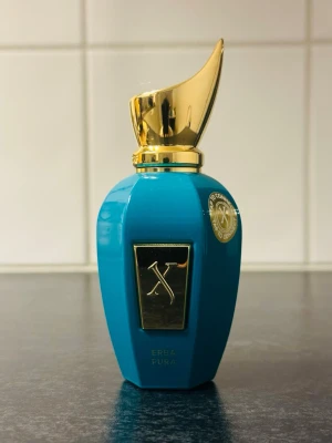 Xerjoff Erba Pura 50ml EdP - Xerjoff Erba Pura 50 ml, nästan ny – endast testad. En lyxig och elegant doft med fruktig fräschör och varm sensualitet som lämnar ett oförglömligt intryck. Perfekt för dig som vill sticka ut med stil.