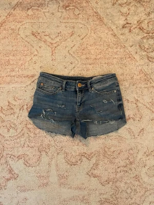 Jeansshorts  - Sjukt snygga jeansshorts från Vero Moda. Tidigare jeans som jag sytt om!