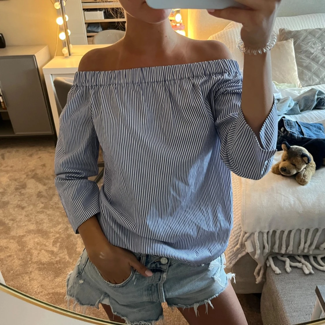 Randig offshoulder blus i blåvitt - 1