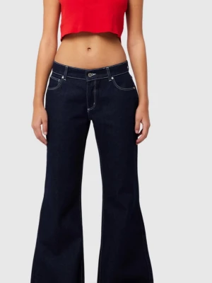 Mörkblå bootcut jeans med kontrastsömmar - Säljer ett par mörkblå jeans med låg midja och tydliga vita kontrastsömmar. Byxorna har klassisk femficksdesign och vida ben i bootcut-modell. Materialet är jeans och passformen är loose för en avslappnad vibe.