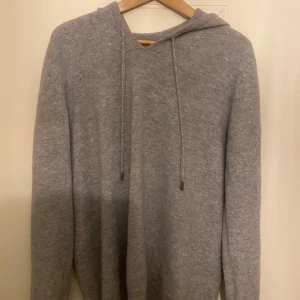 Cashmere Hoodie  - Säljer nu en Cashmere hoodie som inte använts jätte mycket du den är köpt i för stor storlek. 8/10 kvalité, hör av er vid frågor 