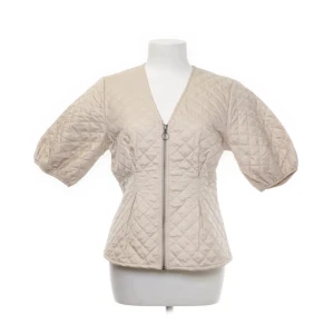Trekvarts jacka - Säljer en beige quiltad jacka från Lindex som är trekvartsärmad!
