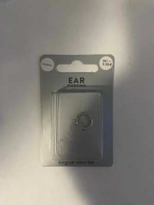 Ear ring - Örhänge/piercingsmycke i kirurgiskt stål. Fick i en hemlig påse från Ur&Penn men säljer då jag inte kan använda.