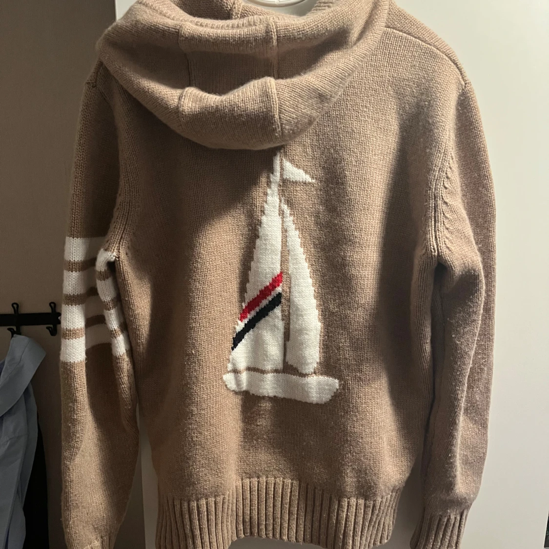 Beige stickad hoodie med segelbåt - 1