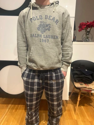  Polo Lauren hoodie  - Säljer nu min unika polo hoodie som är slutsåld överallt köpt för ca 3000kr size M modellen är 177 väger 73 kg hör av dig vid fler frågor 