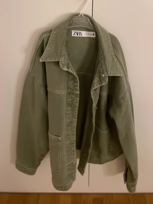 Grön Zara jeans jacka! - Jag säljer en grön jeans jacka från Zara i stl s! Den är i en jätte fin färg och säljs för att den är liten! 💓