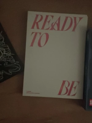 Kpop album!! - Hej hej jag säljer några av mina album(har även album från enhypen,seventeen, Lesserafim och Boynextdoor) Pris kan diskuteras angående specifika album:) Enhypen: Dimension-Dilemma, Orange Blood och Dark Blood.  Lesserafim: Hot.    Bnd: Season greetings 2024/25?   