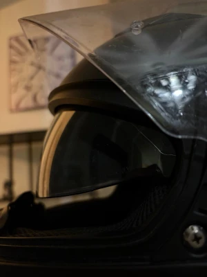 Course Raider 2.0 MC/ Moped hjälm - Storlek M (57–58 cm). Hjälmen är lätt, bekväm och har riktigt bra passform. Utrustad med klart visir samt integrerat solvisir, perfekt för både soliga och molniga dagar. Insidan har en blå, mjuk och fräsch klädsel som sitter skönt även vid längre körning.  Hjälmen är lagligt godkänd och E/E1-märkt, så den får användas i trafik. Passar dig som vill ha en snygg, stilren och säker hjälm till ett bra pris. Köpt hos XL- moto😁 Lite smått repig, vilket man ser på bild 3!☺️