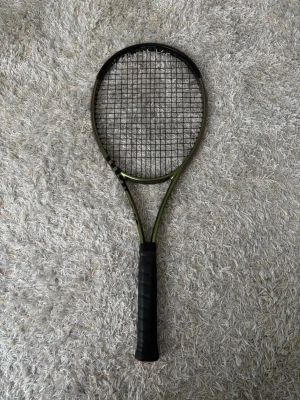 Wilson blade 98 v8 16x19 - Wilson blade 98 v8 16x19. 305g. I bra skick, nåt märke men absolut inget som sticker ut eller märks.