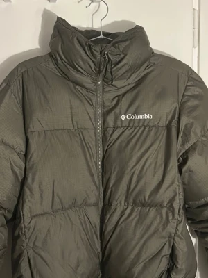 Columbia Puffect II - Säljer nu min oanvända dunjacka. Det går självklart att fråga efter fler bilder :)