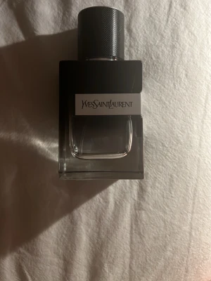 Ysl Y EdP 60ml - Stilren parfym från Yves Saint Laurent. Ysl Y EDP 60 ml flaska. Ungefär 20ml kvar i flaskan. Så finns mycket användning kvar. Nypris runt 800kr mitt pris 150kr för ungefär 20ml. Kontakta mig om du har frågor.