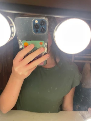 Mörkgrön tränings t-shirt - En enkel mörkgrön t-shirt med rund hals och korta ärmar. Perfekt träningströja till träning och sport.