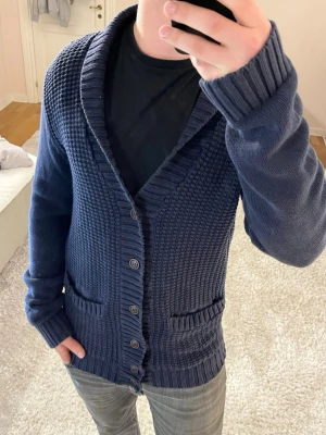 Stickad cardigan  - Cardigan | Mycket bra skick | Size - L | Pris 399 | Hör av dig vid minsta fråga eller fundering📩