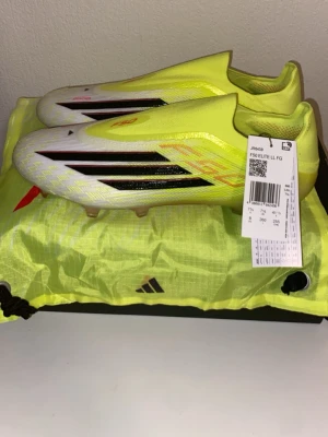 Adidas F50 Elite LL FG fotbollsskor -  Adidas F50 Elite fotbollsskor – helt oanvända Säljer ett par Adidas F50 Elite fotbollsskor. Skorna är helt nya och aldrig använda dem är i nyskick utan några som helst tecken på slitage. Lätta och snabba skor, designade för maximal fart, bra grepp och utmärkt bollkontroll. En toppmodell för seriösa spelare. Perfekt för dig som vill ha helt nya elitfotbollsskor till ett bättre pris.
