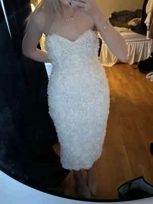 Studentklänning - Säljer en sååå söt klänning från LuLu’s i storlek xs men passar S lika bra! Perfekt till studenten. Aldrig använd och alla lappar kvar!😊 