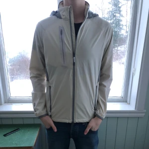 Ralph lauren golf jacka - Modellen är 181 och väger 60